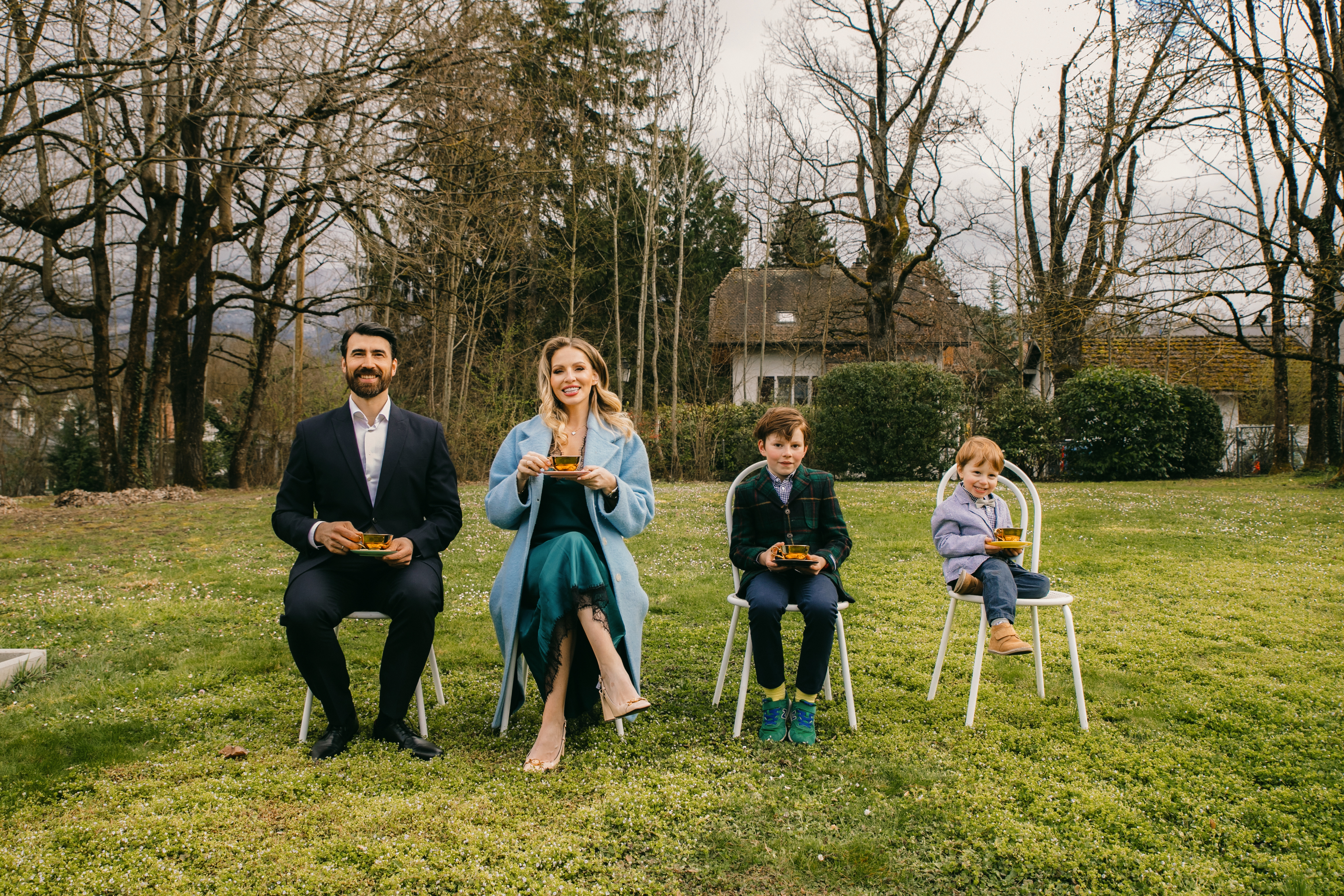 Family portrait at a lakeside location in the Geneva region