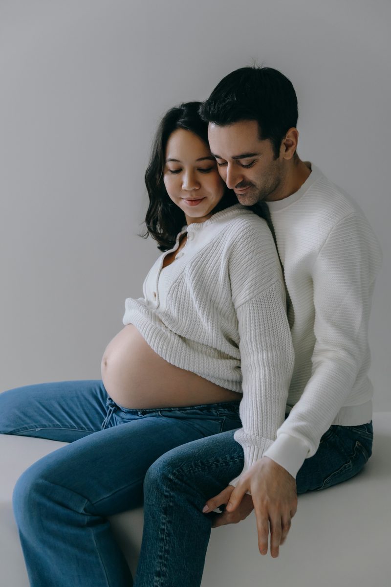 Stylish maternity session in a minimalist Lausanne studio setting